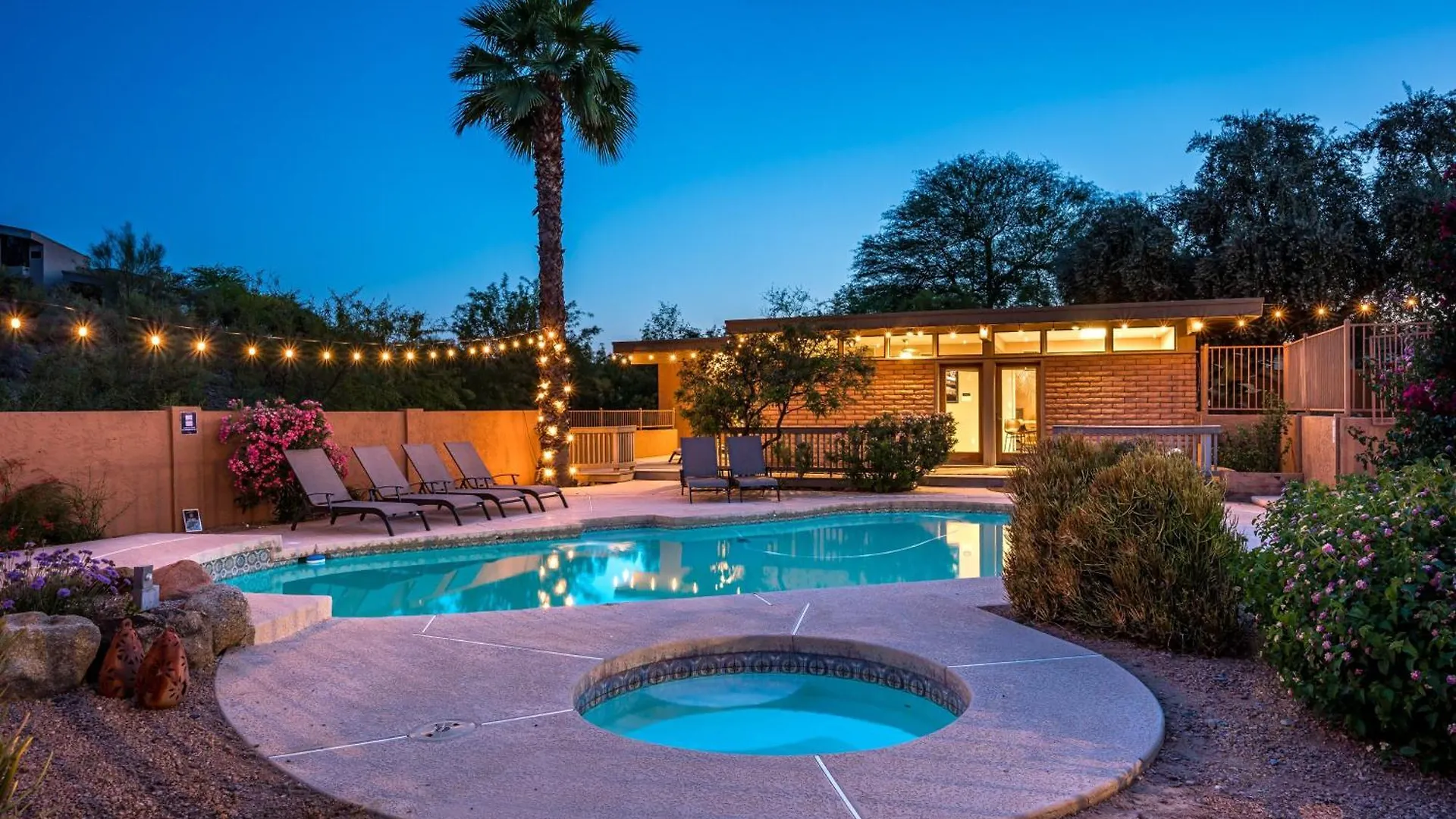 Grand Camelback Views Home With Jacuzzi And Pool. 凤凰城 0*,  美国