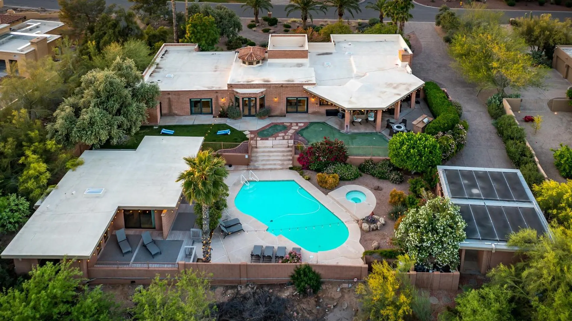 Grand Camelback Views Home With Jacuzzi And Pool. 凤凰城