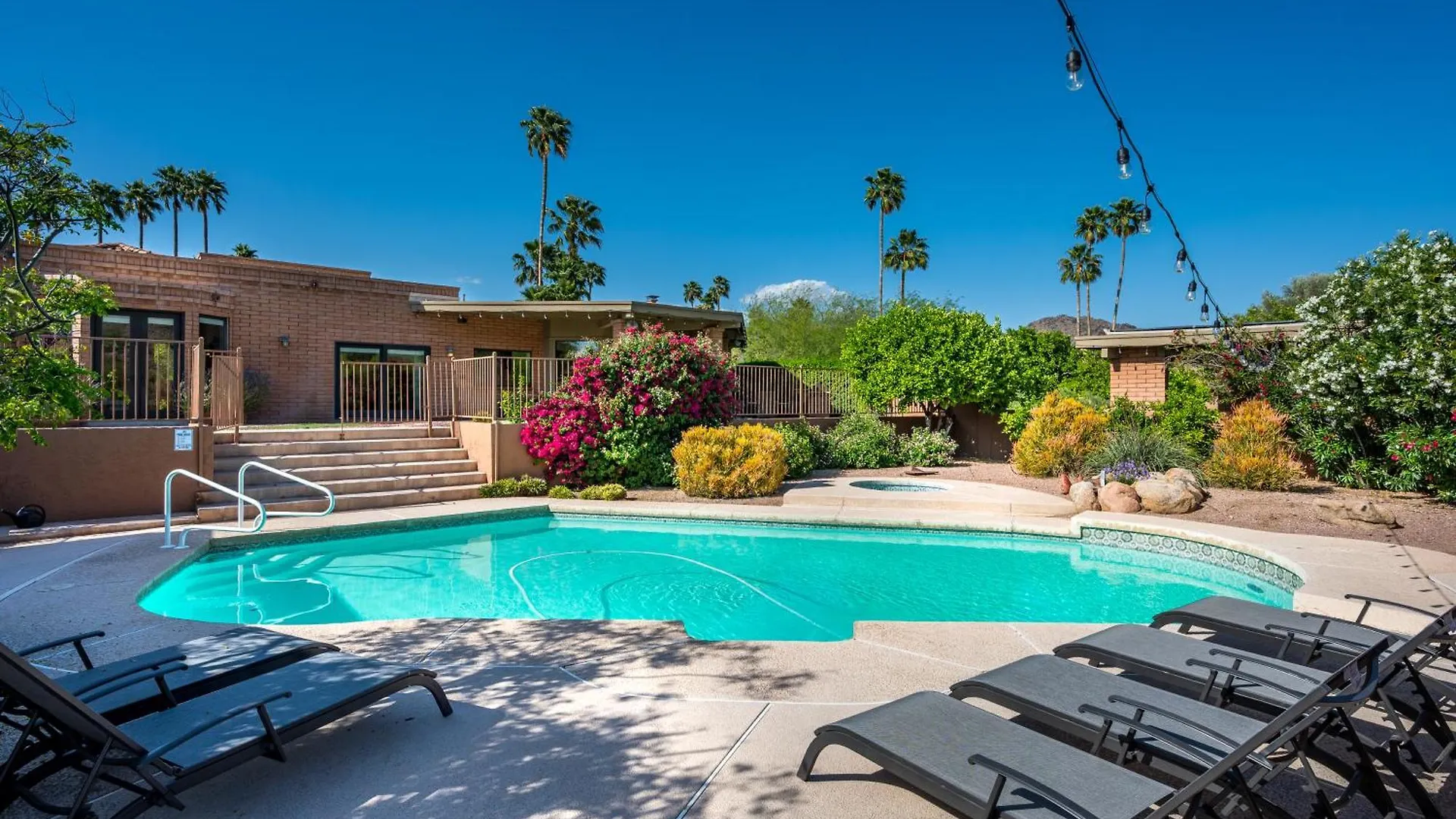Grand Camelback Views Home With Jacuzzi And Pool. 凤凰城